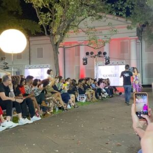 Pauline Hoarau Instagram - I came home for the Fashion Reunion☀️ 
It was different from what I usually do in so many ways and it had a particular feeling 🫶🏼 
I walked in front of my family and friends amongst a beautiful diversity of reunionese models. 
Since I started working, this was a first ! I felt Home and I felt emotional. 
Thank you to everyone who organized and participated in this event ❤️