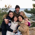 Pauline Bression Instagram - En retrouvant ces photos, je me souviens comme les conditions de tournage étaient compliquées 🤩 Le décor, l’ambiance entre nous tous…un enfer ! « Meurtre aux îles de Lerins » samedi 1er juin sur @france3