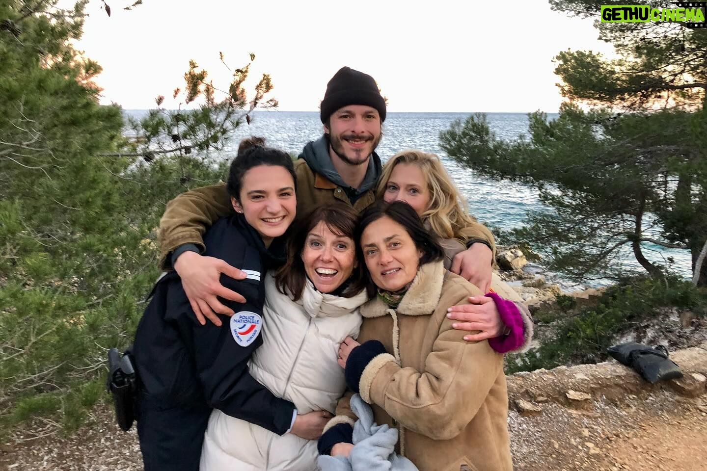 Pauline Bression Instagram - En retrouvant ces photos, je me souviens comme les conditions de tournage étaient compliquées 🤩 Le décor, l’ambiance entre nous tous…un enfer ! « Meurtre aux îles de Lerins » samedi 1er juin sur @france3