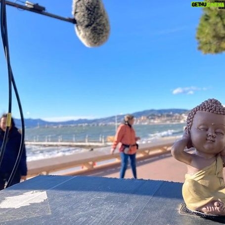 Pauline Bression Instagram - En retrouvant ces photos, je me souviens comme les conditions de tournage étaient compliquées 🤩 Le décor, l’ambiance entre nous tous…un enfer ! « Meurtre aux îles de Lerins » samedi 1er juin sur @france3