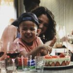 Pauline Bression Instagram – Un été à Marseille où la vie est plus belle ☀️, c’est 129 séquences tournées en deux mois. Ce sont évidemment des rires et des pleurs, dans le jeu comme dans la vie, des plannings modifiés pour cause de covidés et de décès de proche, des équipes qui essayent de rester le plus soudées possible pour que l’on se sente tous soutenus. Alors encore un grand merci à ces équipes incroyables, de mise en scène, de régie, de hmc et on espère que cette intrigue vous plaira ! 
Big up à la première session de Béa en réal, au soutien de nos coachs, et big up à ces comédiens de ouf avec qui j’ai tourné tout l’été ☀️💕

#ete2021 #onset #massilia