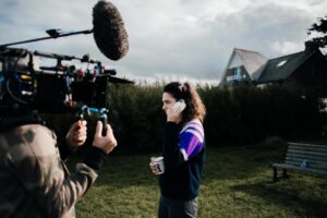 Pauline Bression Instagram - Il y a une semaine déjà c’était la fin du tournage de « Lame de Fond » réalisé par @brunogarcia.p, fin de jeu pour ma « Elise Vignon ».

Merci @rebeccavaughancosqueric pour la capture de ces moments ! 
Très chaleureusement entourée 💕

Et je vous tiendrai au courant dès qu’on en saura plus sur la date de diffusion biensur 😉

#lamedefond #dinard #ryoanproduction #france3 #tournage