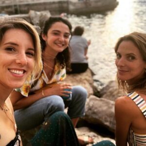 Pauline Bression Instagram - Un été à Marseille où la vie est plus belle ☀️, c’est 129 séquences tournées en deux mois. Ce sont évidemment des rires et des pleurs, dans le jeu comme dans la vie, des plannings modifiés pour cause de covidés et de décès de proche, des équipes qui essayent de rester le plus soudées possible pour que l’on se sente tous soutenus. Alors encore un grand merci à ces équipes incroyables, de mise en scène, de régie, de hmc et on espère que cette intrigue vous plaira ! 
Big up à la première session de Béa en réal, au soutien de nos coachs, et big up à ces comédiens de ouf avec qui j’ai tourné tout l’été ☀️💕

#ete2021 #onset #massilia