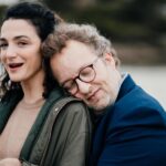 Pauline Bression Instagram – Il y a une semaine déjà c’était la fin du tournage de « Lame de Fond » réalisé par @brunogarcia.p, fin de jeu pour ma « Elise Vignon ».

Merci @rebeccavaughancosqueric pour la capture de ces moments ! 
Très chaleureusement entourée 💕

Et je vous tiendrai au courant dès qu’on en saura plus sur la date de diffusion biensur 😉

#lamedefond #dinard #ryoanproduction #france3 #tournage
