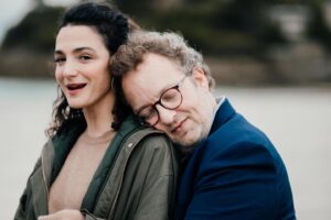 Pauline Bression Instagram - Il y a une semaine déjà c’était la fin du tournage de « Lame de Fond » réalisé par @brunogarcia.p, fin de jeu pour ma « Elise Vignon ».

Merci @rebeccavaughancosqueric pour la capture de ces moments ! 
Très chaleureusement entourée 💕

Et je vous tiendrai au courant dès qu’on en saura plus sur la date de diffusion biensur 😉

#lamedefond #dinard #ryoanproduction #france3 #tournage