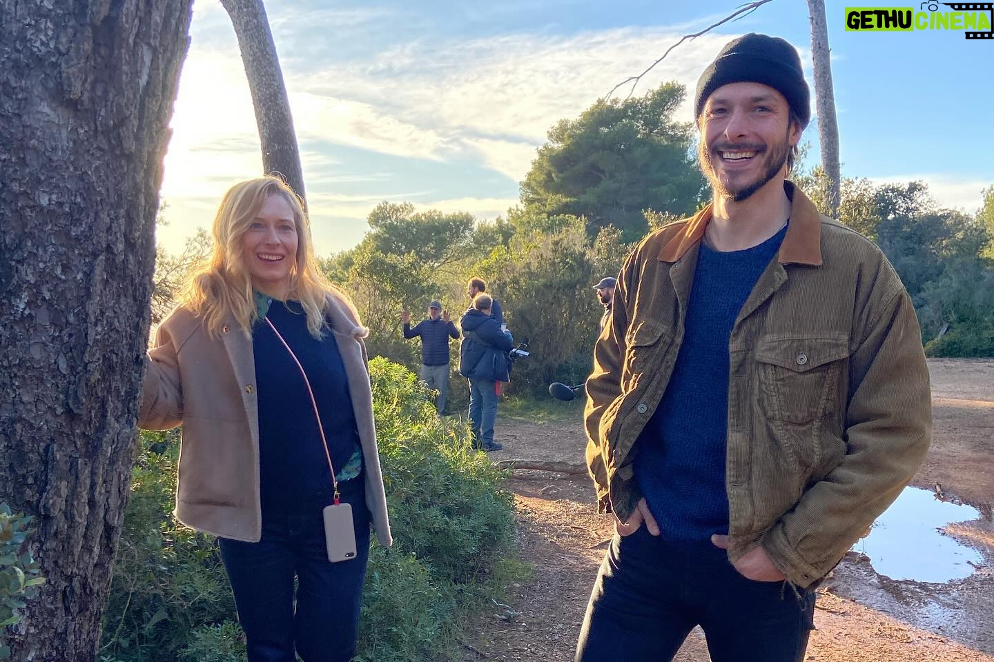 Pauline Bression Instagram - En retrouvant ces photos, je me souviens comme les conditions de tournage étaient compliquées 🤩 Le décor, l’ambiance entre nous tous…un enfer ! « Meurtre aux îles de Lerins » samedi 1er juin sur @france3