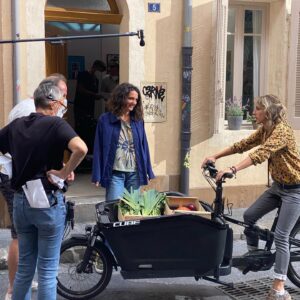 Pauline Bression Instagram - Un été à Marseille où la vie est plus belle ☀️, c’est 129 séquences tournées en deux mois. Ce sont évidemment des rires et des pleurs, dans le jeu comme dans la vie, des plannings modifiés pour cause de covidés et de décès de proche, des équipes qui essayent de rester le plus soudées possible pour que l’on se sente tous soutenus. Alors encore un grand merci à ces équipes incroyables, de mise en scène, de régie, de hmc et on espère que cette intrigue vous plaira ! 
Big up à la première session de Béa en réal, au soutien de nos coachs, et big up à ces comédiens de ouf avec qui j’ai tourné tout l’été ☀️💕

#ete2021 #onset #massilia