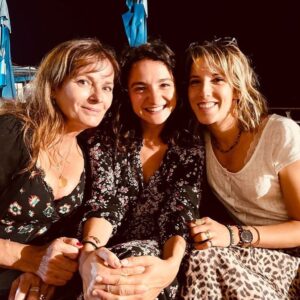 Pauline Bression Instagram - Un été à Marseille où la vie est plus belle ☀️, c’est 129 séquences tournées en deux mois. Ce sont évidemment des rires et des pleurs, dans le jeu comme dans la vie, des plannings modifiés pour cause de covidés et de décès de proche, des équipes qui essayent de rester le plus soudées possible pour que l’on se sente tous soutenus. Alors encore un grand merci à ces équipes incroyables, de mise en scène, de régie, de hmc et on espère que cette intrigue vous plaira ! 
Big up à la première session de Béa en réal, au soutien de nos coachs, et big up à ces comédiens de ouf avec qui j’ai tourné tout l’été ☀️💕

#ete2021 #onset #massilia
