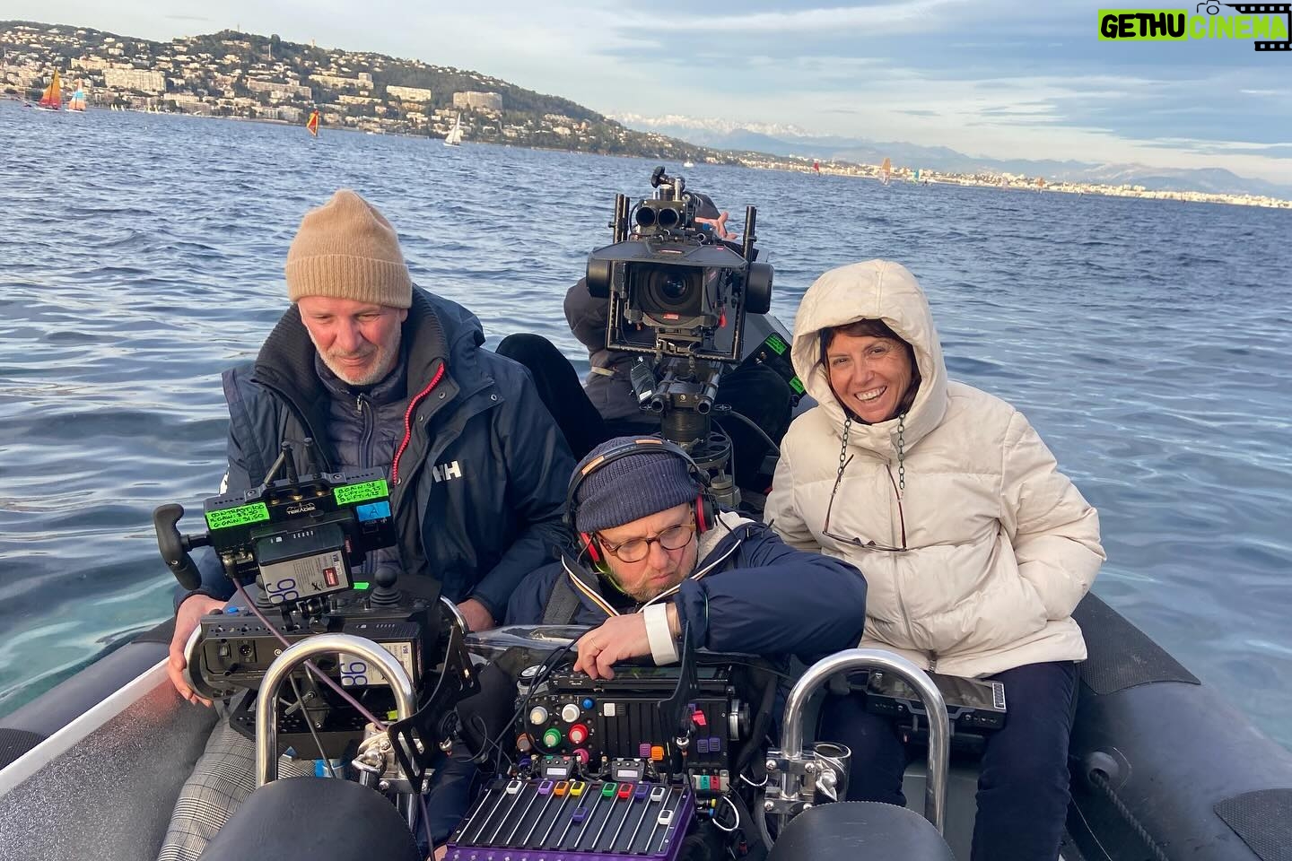 Pauline Bression Instagram - En retrouvant ces photos, je me souviens comme les conditions de tournage étaient compliquées 🤩 Le décor, l’ambiance entre nous tous…un enfer ! « Meurtre aux îles de Lerins » samedi 1er juin sur @france3