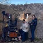 Pauline Bression Instagram - En retrouvant ces photos, je me souviens comme les conditions de tournage étaient compliquées 🤩 Le décor, l’ambiance entre nous tous…un enfer ! « Meurtre aux îles de Lerins » samedi 1er juin sur @france3