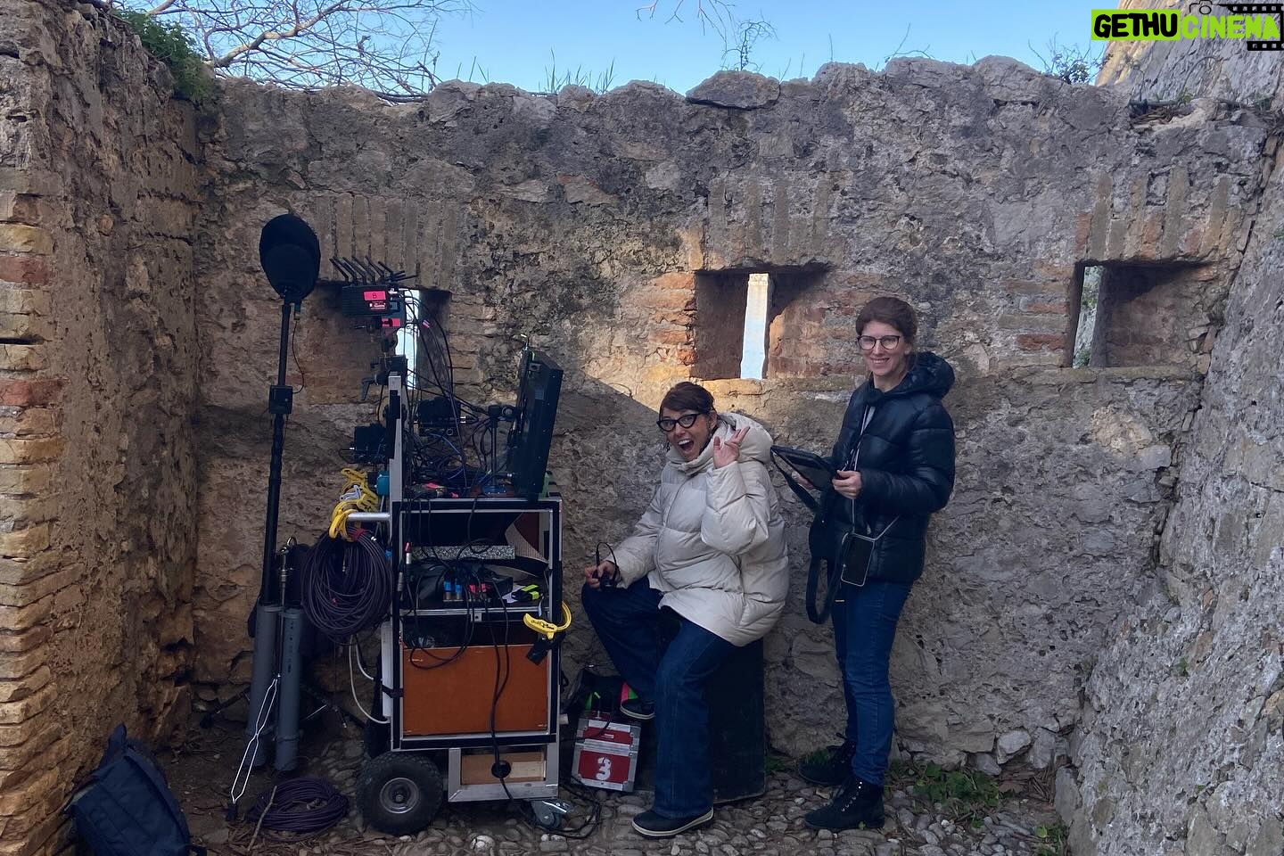 Pauline Bression Instagram - En retrouvant ces photos, je me souviens comme les conditions de tournage étaient compliquées 🤩 Le décor, l’ambiance entre nous tous…un enfer ! « Meurtre aux îles de Lerins » samedi 1er juin sur @france3