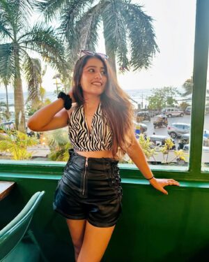 Payal Gupta Instagram - Swipe right to know my mood swings>
>
>
>
>
>
>
> 
>found someone stable😌
#caption #pictureoftheday #ootd #instagood #instalike #instamood #instafashion #instalove #outfit #payalgupta #guptainji