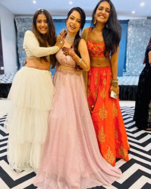 Payal Gupta Instagram - Amazing night ❤️
.
.
#sangeetnight #pookishadi #dance #instalike #instapicture #picoftheday #instamood #instalove #amazingnight #sangeet #loved #parihoonmain