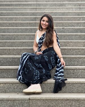 Payal Gupta Instagram - Naina thag lenge ..🖤😂
.
.
.
.
#saree #outfit #black #naina #kajal #ootd #style #guptainji #payalgupta #post #newpost