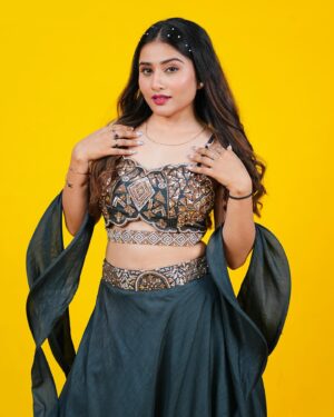 Payal Gupta Instagram - Jeeta hua ishq haar baithe hain .. ise trah khud ko maar baithe hai….🖤🤍
.
.
.
.
#photooftheday #photography #payalgupta #guptainji