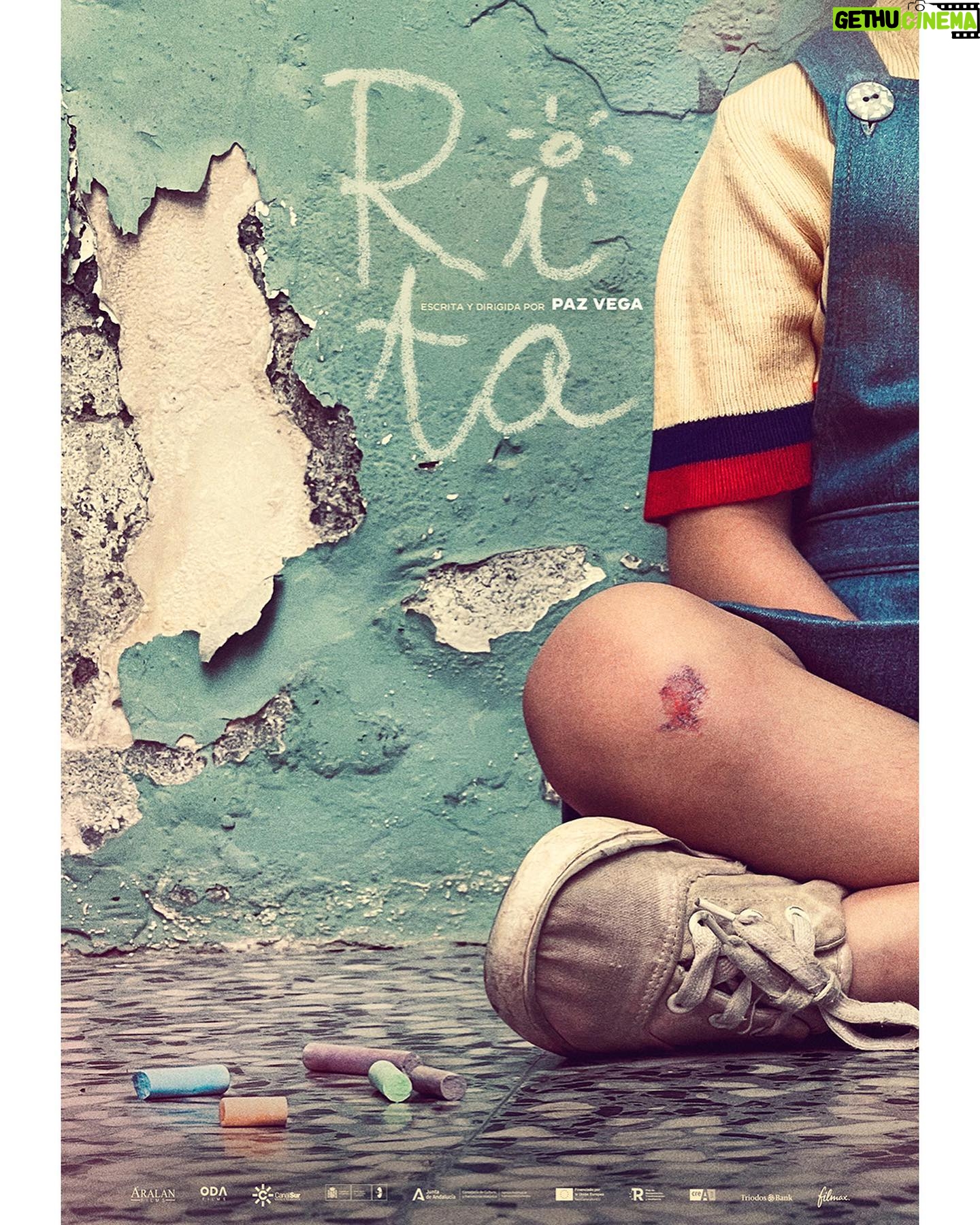 Paz Vega Instagram - No me salen las palabras para expresar como me siento en este momento a pocos días del comienzo del rodaje de Rita, la que será mi primera película como guionista y en la dirección. Quiero dar las gracias a todo el magnífico equipo técnico que se ha embarcado en esta travesía y que pondrán su experiencia, sus conocimientos, su arte y su amor en cada plano.. Gracias a las actrices y actores que daréis vida y voz a estos personajes que con tanto cariño creé y que muy pronto serán vuestros. Gracias a las instituciones que apoyaron el proyecto y que sin ellos no sería posible. Y por supuesto gracias a Marta y a Gonzalo, ARALAN Films por estar ahí desde el principio y darme alas.. Sois los mejores compañeros de viaje!! Os quiero!! 🤍 Gracias, gracias!! @aralanfilms @odafilms @orsonsalazar @sofiaallepuz @alamoroberto @amadasantos @cototriz @paz.de.alarcon @evadiaziglesias @carmonaole @amanda_roman_buitrago @fergarcia75 @rafinguer_z @danielboom72 @anamontadora @beahohen @marichu_sanz_ @crisnollet @pedro_cabanas_ @canalsurradiotv @dypcomunicacion @andaluciajunta @filmaxpresenta @cineicaa @festivaldecannes
