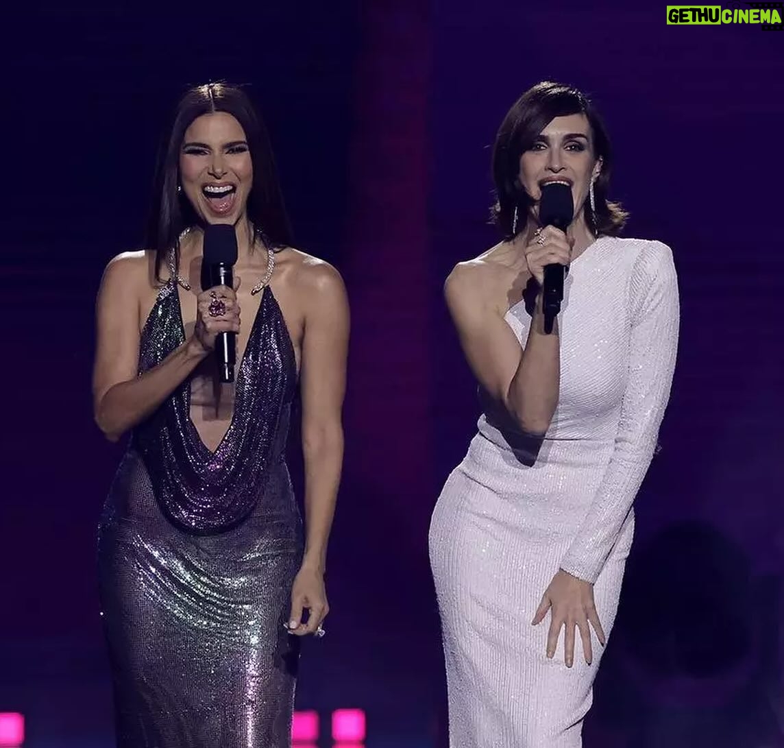 Paz Vega - 5.4K Likes - ¡Qué fortuna la mía compartir este sueño con @dannapaola ♥️, @roselyn_sanchez ♥️, @sebastianyatra ♥️ ¡Los adoro! ♥️⚡️♥️ @latingrammys
@davidbisbal
#Sevilla
Joyas de @joyeriasuarez
Vestido @michaelcostello