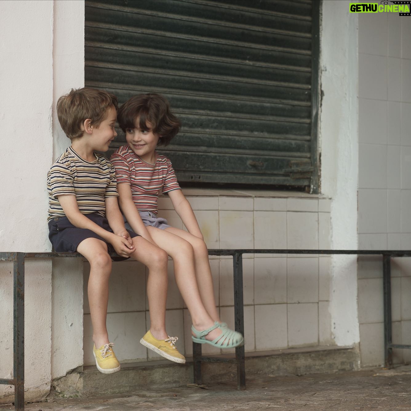 Paz Vega Instagram - Sevilla, Junio de 1984. Rita y Lolo son dos hermanos de 7 y 5 años que viven en el seno de una sencilla familia obrera. Comienzan las vacaciones de verano y el país entero está revolucionado con la Eurocopa de fútbol, donde España ha pasado a los cuartos de final. El calor aprieta y Rita sueña con ir a la playa, pero la vida en el barrio le tiene reservadas otras sorpresas… #ritapelícula Dream team: @odafilms @aralanfilms @pazvegaofficial @orsonsalazar @gonzalo_bendala @martaveldi @alamoroberto @amadasantos @evadiaziglesias @sofiaallepuz @cototriz @paz.de.alarcon @carmonaole @amanda_roman_buitrago @fergarcia75 @rafinguer_z @danielboom72 @anamontadora @beahohen @marichu_sanz_ @crisnollet @pedro_cabanas_ @canalsurradiotv @dypcomunicacion @andaluciajunta @filmaxpresenta @cineicaa 🔝