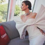 Paz Vega Instagram - Otro comienzo de locura aquí en Cannes de la mano de @campari_spain 🍹✨ En el estreno de “Kinds of Kindness” 77th edición 🎬🌟#WeAreCinema #cannes2024 #CannesFilmFestival @campari_spain @CampariOfficial. @messika @nicolasjebranworld @festivaldecannes @enekoingunza 📸 @bulululife #CampariCinema #EnjoyResponsibly #bulululife.