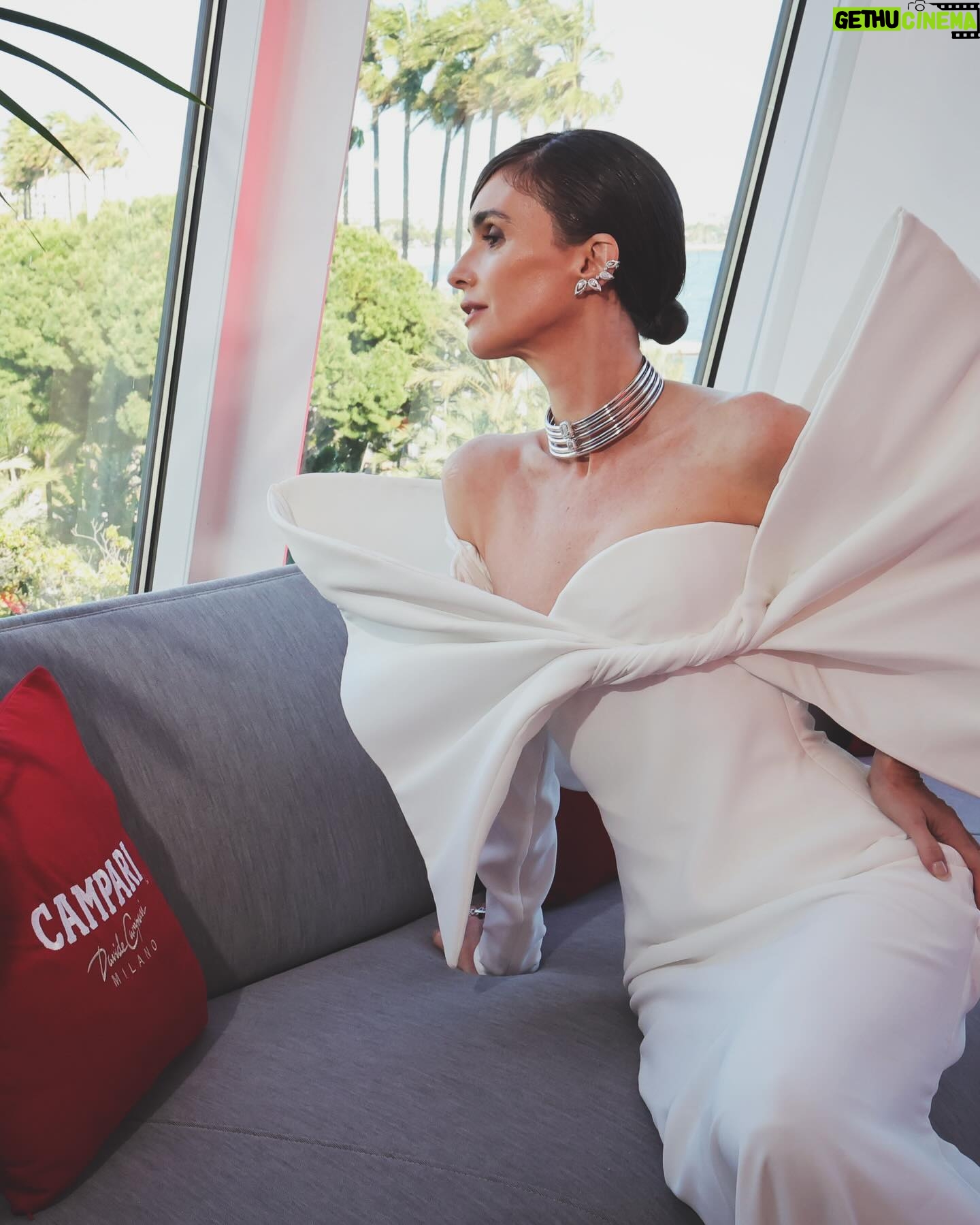Paz Vega Instagram - Otro comienzo de locura aquí en Cannes de la mano de @campari_spain 🍹✨ En el estreno de “Kinds of Kindness” 77th edición 🎬🌟#WeAreCinema #cannes2024 #CannesFilmFestival @campari_spain @CampariOfficial. @messika @nicolasjebranworld @festivaldecannes @enekoingunza 📸 @bulululife #CampariCinema #EnjoyResponsibly #bulululife.