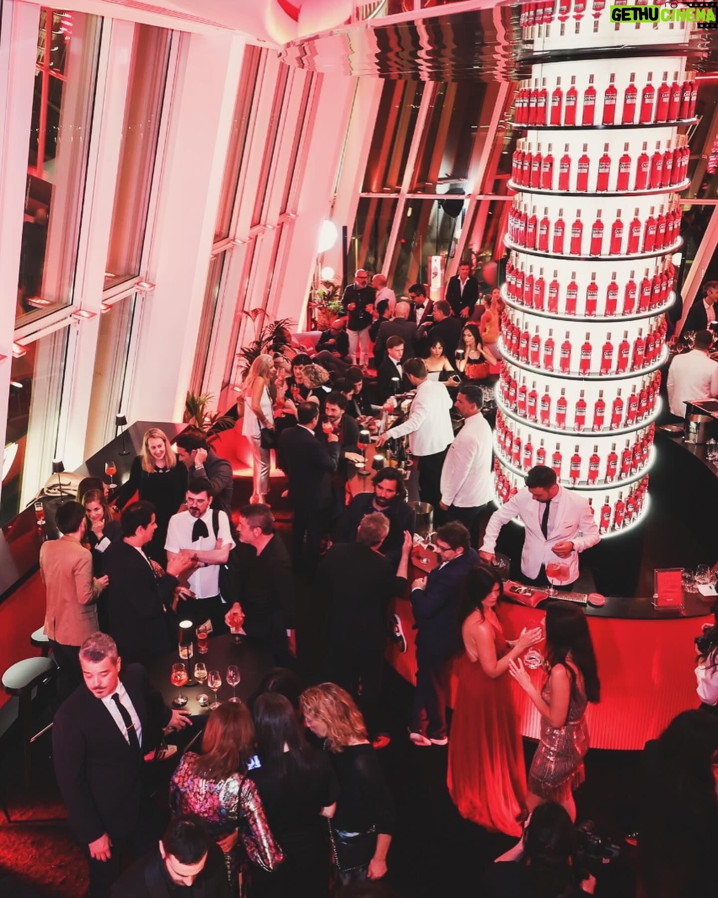 Paz Vega Instagram - Otro comienzo de locura aquí en Cannes de la mano de @campari_spain 🍹✨ En el estreno de “Kinds of Kindness” 77th edición 🎬🌟#WeAreCinema #cannes2024 #CannesFilmFestival @campari_spain @CampariOfficial. @messika @nicolasjebranworld @festivaldecannes @enekoingunza 📸 @bulululife #CampariCinema #EnjoyResponsibly #bulululife.