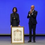 Paz Vega Instagram - Que honor tan grande! Este reconocimiento representa no solo mi carrera y trayectoria artística, sino también el amor y el orgullo que siento por mi ciudad y por todo lo que me ha dado. Desde que era una niña, he caminado sus calles, he respirado su aire y he aprendido de su cultura y de sus gentes. Sevilla es la cuna de mi arte, la ciudad que ha visto crecer mis sueños y la que ha alimentado mi pasión y mi vocación. Mi agradecimiento infinito al @ayto_sevilla por este gesto de cariño hacia mi persona.. Hoy es una oportunidad para reflexionar sobre la importancia que tienen las raíces y el origen en nuestras vidas. Sevilla es mi tierra natal, y siempre la llevo conmigo, como una parte fundamental de mi identidad y de mi esencia. Por eso, quiero dedicar esta medalla a todas las personas que han contribuido a hacer de Sevilla una ciudad llena de vida, de cultura y de historia. A mis padres, que me enseñaron los valores del trabajo duro y del respeto hacia la comunidad. A mis maestros y mentores, que me guiaron en mi camino artístico y me inspiraron a seguir adelante. A mis amigos y colegas, que me han apoyado en cada uno de mis proyectos y me han dado la fuerza necesaria para superar los obstáculos. Pero sobre todo, quiero dedicar esta medalla a Sevilla misma, por ser eterna fuente de inspiración y amor. Porque Sevilla es mucho más que una ciudad, es una forma de vida, una manera de entender el mundo. Y hoy, más que nunca, me siento comprometida a seguir trabajando por su progreso y su grandeza. Muchas gracias!! #MedallasSevilla23 @RosauroVaro Rodríguez Julio Cabero Almenara Rosa Muñoz Román Paco Robles Justo Ruiz Elena Mendoza López Manuel Gallardo Escudero Rocío Plaza Orellana Gualberto García Pérez Carmen Mena García Santiago Agüero Muñoz María del Mar Loren Méndez #Sevilla