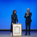 Paz Vega Instagram - Que honor tan grande! Este reconocimiento representa no solo mi carrera y trayectoria artística, sino también el amor y el orgullo que siento por mi ciudad y por todo lo que me ha dado. Desde que era una niña, he caminado sus calles, he respirado su aire y he aprendido de su cultura y de sus gentes. Sevilla es la cuna de mi arte, la ciudad que ha visto crecer mis sueños y la que ha alimentado mi pasión y mi vocación. Mi agradecimiento infinito al @ayto_sevilla por este gesto de cariño hacia mi persona.. Hoy es una oportunidad para reflexionar sobre la importancia que tienen las raíces y el origen en nuestras vidas. Sevilla es mi tierra natal, y siempre la llevo conmigo, como una parte fundamental de mi identidad y de mi esencia. Por eso, quiero dedicar esta medalla a todas las personas que han contribuido a hacer de Sevilla una ciudad llena de vida, de cultura y de historia. A mis padres, que me enseñaron los valores del trabajo duro y del respeto hacia la comunidad. A mis maestros y mentores, que me guiaron en mi camino artístico y me inspiraron a seguir adelante. A mis amigos y colegas, que me han apoyado en cada uno de mis proyectos y me han dado la fuerza necesaria para superar los obstáculos. Pero sobre todo, quiero dedicar esta medalla a Sevilla misma, por ser eterna fuente de inspiración y amor. Porque Sevilla es mucho más que una ciudad, es una forma de vida, una manera de entender el mundo. Y hoy, más que nunca, me siento comprometida a seguir trabajando por su progreso y su grandeza. Muchas gracias!! #MedallasSevilla23 @RosauroVaro Rodríguez Julio Cabero Almenara Rosa Muñoz Román Paco Robles Justo Ruiz Elena Mendoza López Manuel Gallardo Escudero Rocío Plaza Orellana Gualberto García Pérez Carmen Mena García Santiago Agüero Muñoz María del Mar Loren Méndez #Sevilla