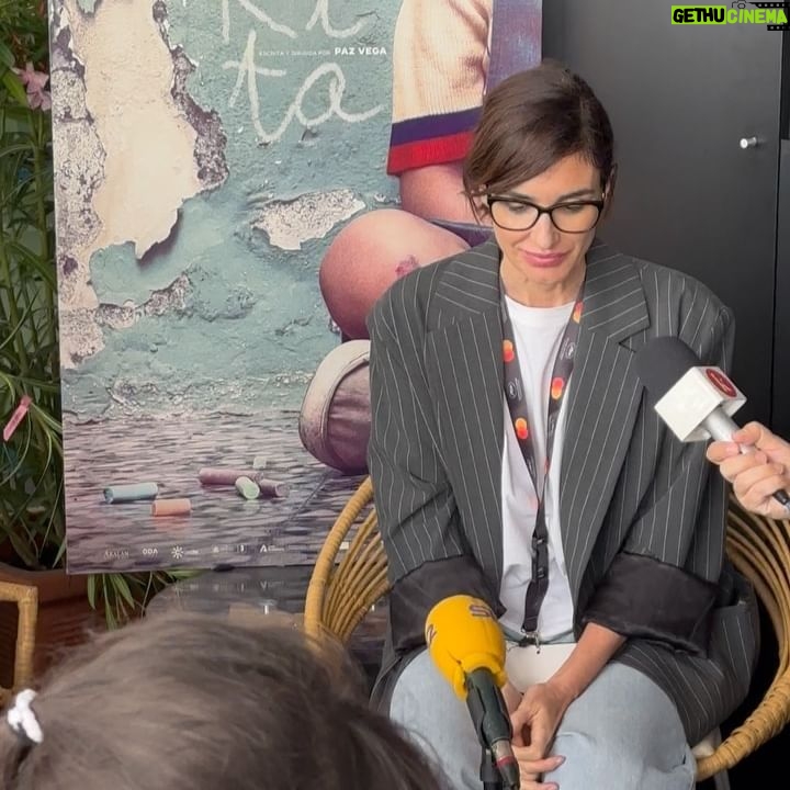 Paz Vega Instagram - No me salen las palabras para expresar como me siento en este momento a pocos días del comienzo del rodaje de Rita, la que será mi primera película como guionista y en la dirección. Quiero dar las gracias a todo el magnífico equipo técnico que se ha embarcado en esta travesía y que pondrán su experiencia, sus conocimientos, su arte y su amor en cada plano.. Gracias a las actrices y actores que daréis vida y voz a estos personajes que con tanto cariño creé y que muy pronto serán vuestros. Gracias a las instituciones que apoyaron el proyecto y que sin ellos no sería posible. Y por supuesto gracias a Marta y a Gonzalo, ARALAN Films por estar ahí desde el principio y darme alas.. Sois los mejores compañeros de viaje!! Os quiero!! 🤍 Gracias, gracias!! @aralanfilms @odafilms @orsonsalazar @sofiaallepuz @alamoroberto @amadasantos @cototriz @paz.de.alarcon @evadiaziglesias @carmonaole @amanda_roman_buitrago @fergarcia75 @rafinguer_z @danielboom72 @anamontadora @beahohen @marichu_sanz_ @crisnollet @pedro_cabanas_ @canalsurradiotv @dypcomunicacion @andaluciajunta @filmaxpresenta @cineicaa @festivaldecannes