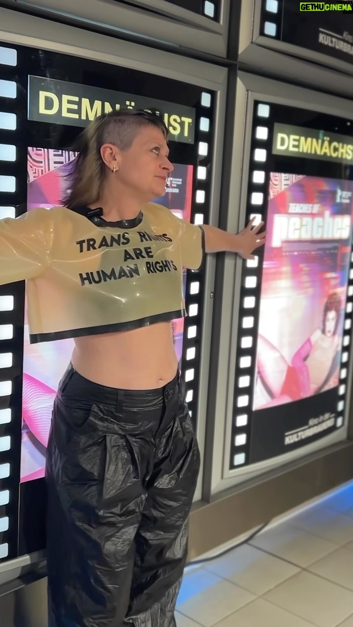Peaches Instagram - Peaches über „Teaches of Peaches“, ihr Outfit und was sie jungen Künstlern rät! Die unzensierte Geschichte hinter der Musikikone 👩🏻🎤🌈💥🪩 „Teaches of Peaches“ 🔜 Ab dem 09.05. im Kino Directed by @philipp_fussenegger Co-Director Judy Landkammer @judifruiti Cinematography @dino.osm Produced by @cordulakablitz #teachesofpeaches #peaches #electroclash #dokumentarfilm #kinostart #teachesofpeachesdoc #peachesnisker