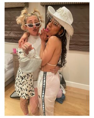 Pearl Mackie Instagram - Get you some friends like mine. Friends that love you hard. Friends that roll out the red carpet for you and take the piss out of you in equal measure. Friends that know you, know all the ins and outs of your crazy brain and STILL celebrate you. Friends who plan every second of your hen do down to a tee! Friends who move your hen do because you get a last minute a job and are happy for you. Friends who plan a journey to a rave reminiscent of telepathy 2003, Dj for you on quiche dishes and silver foil, dress up like bouncers and frisk you and make you a fake ID to get in! Friends that look you in the eye and don’t break character. Friends that cook you hungover brunch and cuddle you on country walks and in pubs and that love and support you marrying the woman of your dreams with all their hearts. Get you friends like mine whom you love with every fibre of your being. Friends who make you who you are, and who celebrate you as you celebrate them. And if you’re lucky enough to have them, love them up hard and tell them how special they are and how much  you value them in your life. 
@gillianviews @katestirz @livia_lucy @shvornemarks @remmiemilner @aliratahi @dorothysang @gemmaclawrence_ @jess.guise @wingfieldemma @daisydorismay @marbag I love you all to the ends of the earth. En route to the wedding and I’ve finally recovered from the best weekend of my life, ready for THE BLOODY WEDDING. @kmchhkr Let’s. Do. This. 💍 💒 💦 ❤️ 👰🏽‍♀️👰🏽💋😬🥰💅🏾🥳🥂🍾