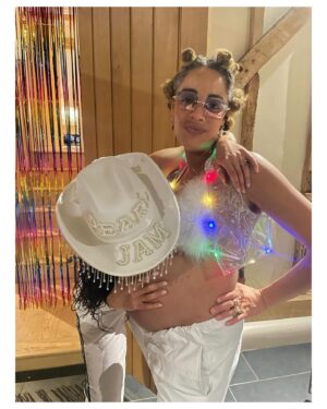 Pearl Mackie Instagram - Get you some friends like mine. Friends that love you hard. Friends that roll out the red carpet for you and take the piss out of you in equal measure. Friends that know you, know all the ins and outs of your crazy brain and STILL celebrate you. Friends who plan every second of your hen do down to a tee! Friends who move your hen do because you get a last minute a job and are happy for you. Friends who plan a journey to a rave reminiscent of telepathy 2003, Dj for you on quiche dishes and silver foil, dress up like bouncers and frisk you and make you a fake ID to get in! Friends that look you in the eye and don’t break character. Friends that cook you hungover brunch and cuddle you on country walks and in pubs and that love and support you marrying the woman of your dreams with all their hearts. Get you friends like mine whom you love with every fibre of your being. Friends who make you who you are, and who celebrate you as you celebrate them. And if you’re lucky enough to have them, love them up hard and tell them how special they are and how much  you value them in your life. 
@gillianviews @katestirz @livia_lucy @shvornemarks @remmiemilner @aliratahi @dorothysang @gemmaclawrence_ @jess.guise @wingfieldemma @daisydorismay @marbag I love you all to the ends of the earth. En route to the wedding and I’ve finally recovered from the best weekend of my life, ready for THE BLOODY WEDDING. @kmchhkr Let’s. Do. This. 💍 💒 💦 ❤️ 👰🏽‍♀️👰🏽💋😬🥰💅🏾🥳🥂🍾