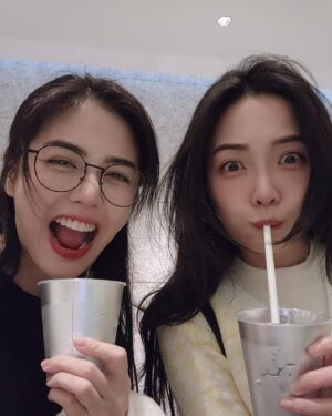 Pei-Pei Ho Instagram - 各位寶蓓們
為了射手座捧油們來點尖叫聲
由 @angelh1209 瑜神帶隊，讓我們歡樂整個月😜
#轉換迷妹模式 #生日快樂 #射手座 #水逆 又來了 何蓓蓓 #日料 #不用喝就可以很ㄎㄧㄤ