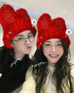 Pei-Pei Ho Instagram - 各位寶蓓們
為了射手座捧油們來點尖叫聲
由 @angelh1209 瑜神帶隊，讓我們歡樂整個月😜
#轉換迷妹模式 #生日快樂 #射手座 #水逆 又來了 何蓓蓓 #日料 #不用喝就可以很ㄎㄧㄤ