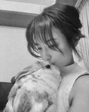 Pei-Pei Ho Instagram - 「如果有一天殺人無罪，第一個會想殺誰？」
我會先躲起來，因為我知道太多祕密🤣
（不要問，我已忘記）
然後，請放心，金邦妮會先趁我入睡幹掉我
最近對我的眼神越來越沒有尊重🥲
鄰居裝潢吵到她睡眠，這不能怪我吧！
春娥在家的地位不保🫠

#何蓓蓓 #金邦妮 #避寒 #寒流 #毛絨絨 #fluffy #bunnylove #bunnies #bunny