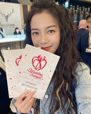 Pei-Pei Ho Instagram - 謝謝高媽媽 可麗姐 @amanda_wu0113 
邀請我來參加您兒子的
《囍宴 The Wedding Banquet》👏🏽👏🏽👏🏽👏🏽👏🏽
熱淚盈眶🥹推薦大家都去看都去看
Love is Love 愛就是愛 
支持你的家人 
並相信家人會支持著你
#囍宴 #weddingbanquet #音樂劇 #musical #大摩 #威士忌 #whisky #雪莉桶 #何蓓蓓