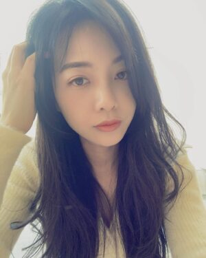 Pei-Pei Ho Instagram - 過年每天合法睡到腫腫der 🤭吃得飽飽der
猶如凡間小貴婦
可以一直這麼爽嗎🥺
寶蓓們，過年放假去哪玩了？！
追劇的追到哪裡了？

#新年快樂 #何蓓蓓 #chinesenewyear #拜年 #走春