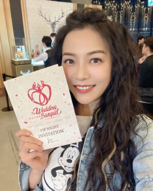 Pei-Pei Ho Instagram - 謝謝高媽媽 可麗姐 @amanda_wu0113 
邀請我來參加您兒子的
《囍宴 The Wedding Banquet》👏🏽👏🏽👏🏽👏🏽👏🏽
熱淚盈眶🥹推薦大家都去看都去看
Love is Love 愛就是愛 
支持你的家人 
並相信家人會支持著你
#囍宴 #weddingbanquet #音樂劇 #musical #大摩 #威士忌 #whisky #雪莉桶 #何蓓蓓