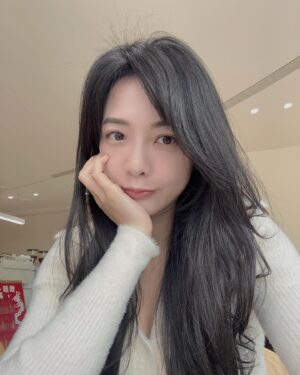 Pei-Pei Ho Instagram - 過年每天合法睡到腫腫der 🤭吃得飽飽der
猶如凡間小貴婦
可以一直這麼爽嗎🥺
寶蓓們，過年放假去哪玩了？！
追劇的追到哪裡了？

#新年快樂 #何蓓蓓 #chinesenewyear #拜年 #走春
