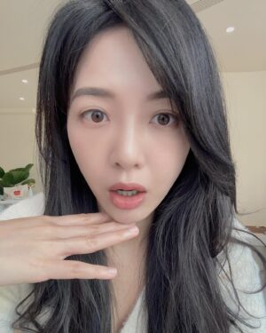 Pei-Pei Ho Instagram - 過年每天合法睡到腫腫der 🤭吃得飽飽der
猶如凡間小貴婦
可以一直這麼爽嗎🥺
寶蓓們，過年放假去哪玩了？！
追劇的追到哪裡了？

#新年快樂 #何蓓蓓 #chinesenewyear #拜年 #走春