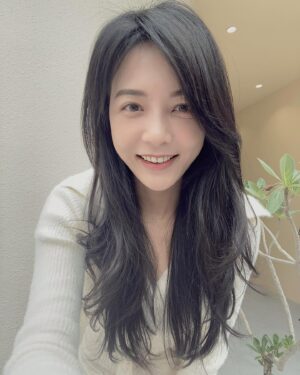 Pei-Pei Ho Instagram - 過年每天合法睡到腫腫der 🤭吃得飽飽der
猶如凡間小貴婦
可以一直這麼爽嗎🥺
寶蓓們，過年放假去哪玩了？！
追劇的追到哪裡了？

#新年快樂 #何蓓蓓 #chinesenewyear #拜年 #走春