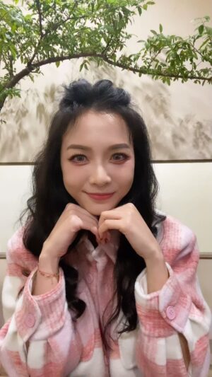 Pei-Pei Ho Instagram - 今天冬至要吃湯圓喔！
真的是瞬間超冷🥶
大家要穿暖吃飽喝足，才能平安迎接聖誕節
既然是冬至⋯是不是冷完這波就沒了？！🤔
#xmas #冷氣團 #寒流 #抖音 #tiktok #冬至 #湯圓 #何蓓蓓 #手勢舞