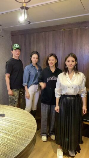 Pei-Pei Ho Instagram - 誰不是在亂世裡找到自己的節奏🎵
我們就是一群亂序佳人🤣
@jensontien @cin_fon @wang_le_yan 
#抖音 #青蘋果 #何蓓蓓 #亂中有序 #tiktok
