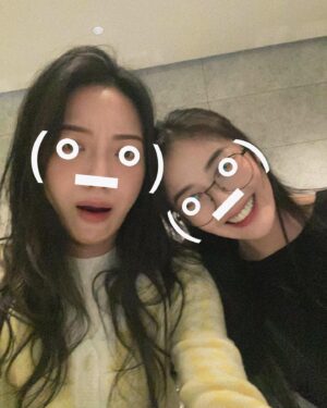 Pei-Pei Ho Instagram - 各位寶蓓們
為了射手座捧油們來點尖叫聲
由 @angelh1209 瑜神帶隊，讓我們歡樂整個月😜
#轉換迷妹模式 #生日快樂 #射手座 #水逆 又來了 何蓓蓓 #日料 #不用喝就可以很ㄎㄧㄤ
