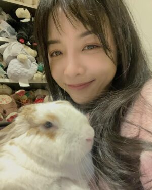 Pei-Pei Ho Instagram - 「如果有一天殺人無罪，第一個會想殺誰？」
我會先躲起來，因為我知道太多祕密🤣
（不要問，我已忘記）
然後，請放心，金邦妮會先趁我入睡幹掉我
最近對我的眼神越來越沒有尊重🥲
鄰居裝潢吵到她睡眠，這不能怪我吧！
春娥在家的地位不保🫠

#何蓓蓓 #金邦妮 #避寒 #寒流 #毛絨絨 #fluffy #bunnylove #bunnies #bunny