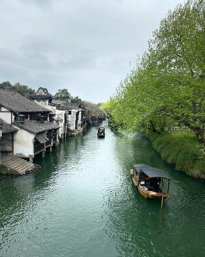 Pei-Pei Ho Instagram - 月明烏鎮橋邊夜，夢裡猶呼起看山
古色古香的地方，就有很多穿越時空的旅人
服裝其次，他們的妝跟髮真的看起來有一回事
有興趣的朋朋，可以來玩看看
我在這除了走路還有搭船🤣腳好痠
在這顧著走路，好像⋯可能沒找到肉麻路牌😅

#烏鎮鎮 #烏鎮西栅 #travel #china #shanghai #ootd #travelphotography #何蓓蓓