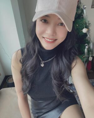 Pei-Pei Ho Instagram - 謝謝愛我的寶蓓們
今天熱烈的私訊給我祝福
Today就是要感謝18年前（好啦😒三十幾年前啦！）
辛苦我Mother吃全餐的let me be born在這世界
不愛慶生的我，只吃大餐，只收禮物，只收祝福
（最好的祝福是祝我中樂透頭獎）

#新年快樂 #龍年 #何蓓蓓 #中頭獎 #永遠美麗 #謝謝大家