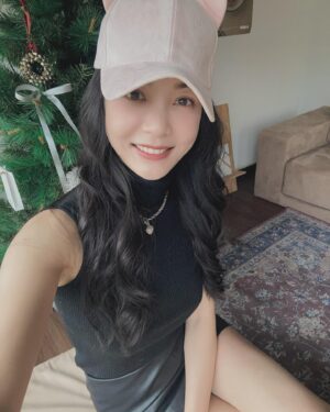 Pei-Pei Ho Instagram - 謝謝愛我的寶蓓們
今天熱烈的私訊給我祝福
Today就是要感謝18年前（好啦😒三十幾年前啦！）
辛苦我Mother吃全餐的let me be born在這世界
不愛慶生的我，只吃大餐，只收禮物，只收祝福
（最好的祝福是祝我中樂透頭獎）

#新年快樂 #龍年 #何蓓蓓 #中頭獎 #永遠美麗 #謝謝大家