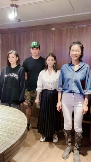 Pei-Pei Ho Instagram - 可愛的人久違的相聚就是要可愛一下呀！
@cin_fon @wang_le_yan @jensontien 
#TikTok #日系 #手勢舞 #聚餐 #何蓓蓓 #熱