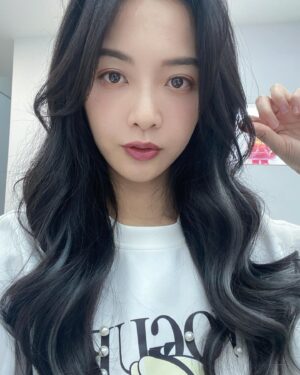 Pei-Pei Ho Instagram - 有多少人跟我一樣⋯
成果出來明明是像小香風灰
洗兩次就完全退回反骨少女
該不會是骨子裡的性格蓋不掉
😅😅😅😅😅
寶蓓們，有推薦什麼護色洗嗎？！
偶鼻要洗完變成排球少年橘喔！🥺

#何蓓蓓 #挑染 #接髮 #護色 #護髮 #hairfashion #hair