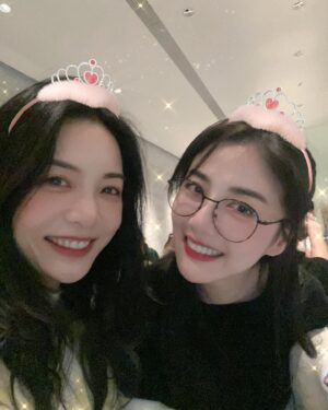 Pei-Pei Ho Instagram - 各位寶蓓們
為了射手座捧油們來點尖叫聲
由 @angelh1209 瑜神帶隊，讓我們歡樂整個月😜
#轉換迷妹模式 #生日快樂 #射手座 #水逆 又來了 何蓓蓓 #日料 #不用喝就可以很ㄎㄧㄤ
